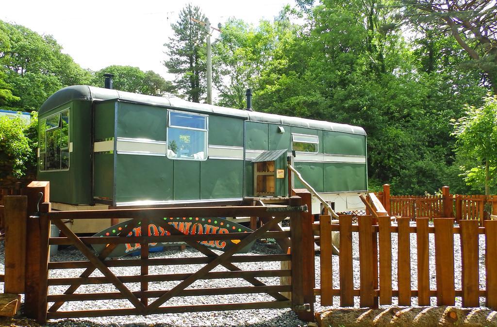 Showman'S Wagon At Coed Cae دولغيلوو المظهر الخارجي الصورة